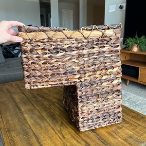 Woven stair basket
